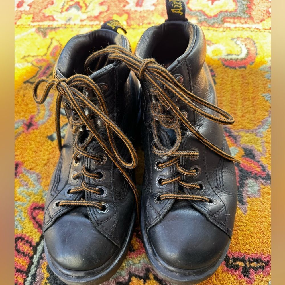 Dr. Martens air wair bouncing soles  Black Leather Boots.  Sz 4 - Picture 3 of 9